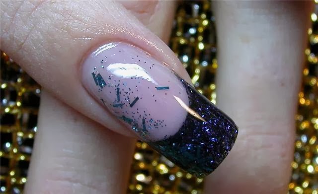 Zwarte glitter French tip op roze, tegen een gouden pailletten achtergrond