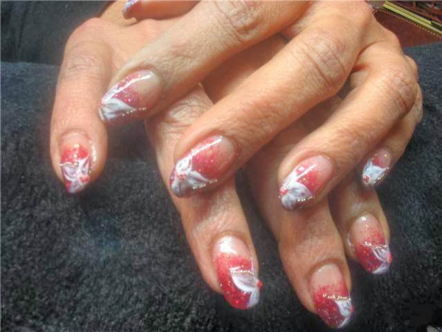 Rode glitter tips met witte bloemen