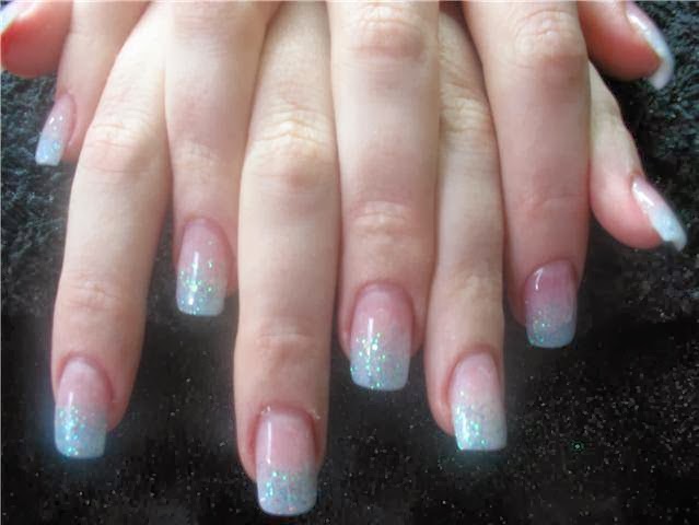 Lange natuurlijke nagels met mintgroene glitter fade