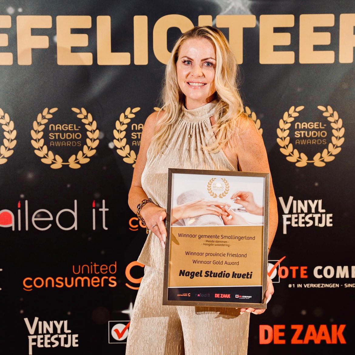 De eigenaresse van Nagelstudio Kveti met de Gold Award plaquette van de Nagelstudio Awards 2023