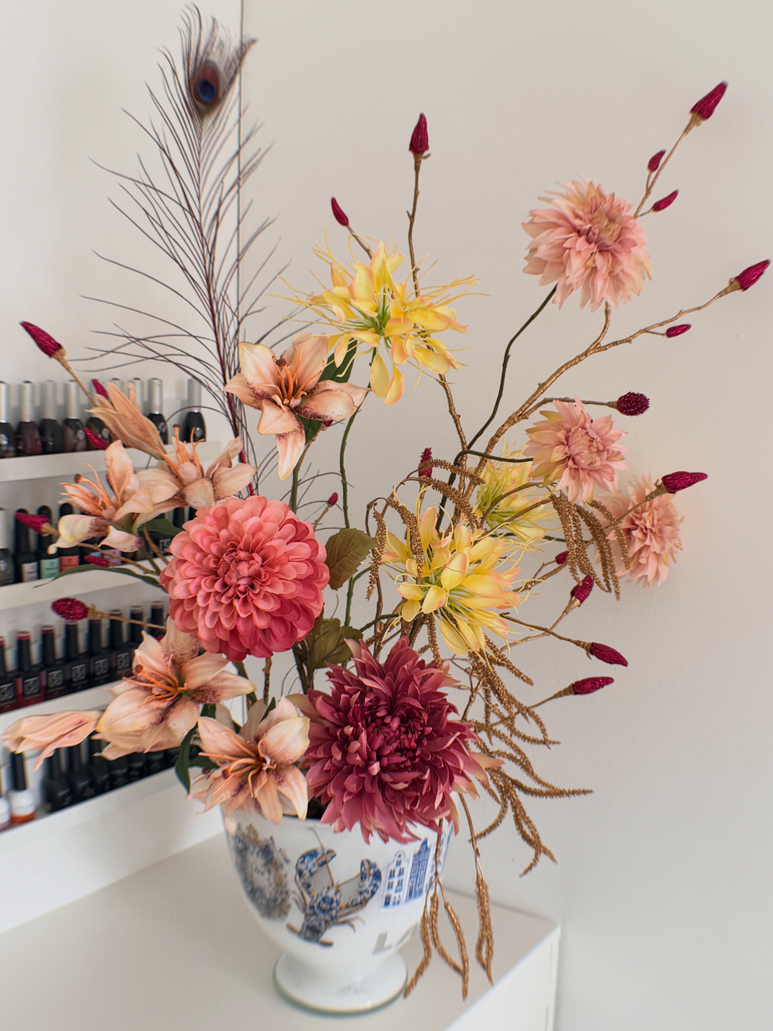 Een boeket droogbloemen voor het rek met nagellak in de studio