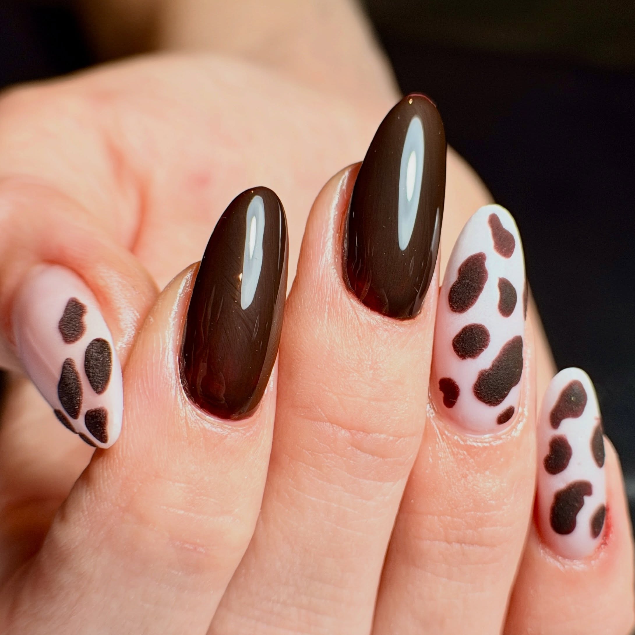 Amandelnagels in chocoladebruin met koeienprint
